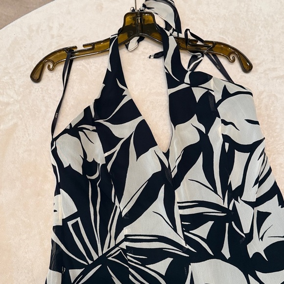 White and black tropical halter jumpsuit - Picture 3 of 4